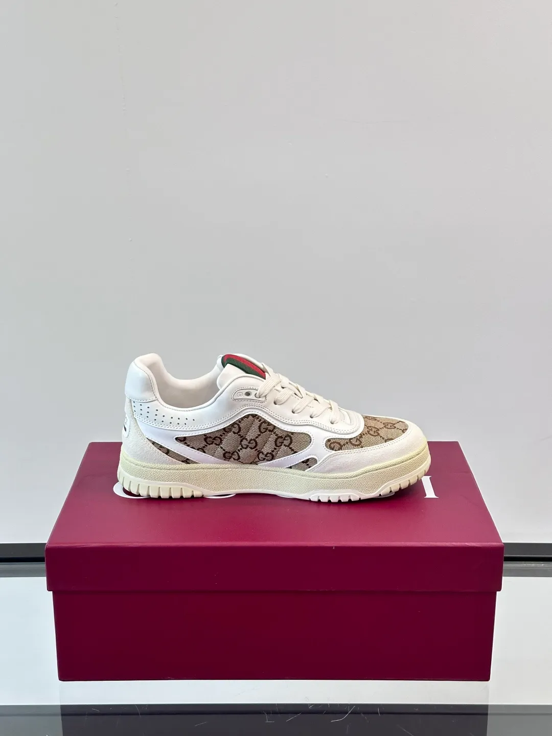 Men's Men's Shoes 💰480 [New Style] 🦨🦨Gucci 𝐆𝐮𝐜𝐜𝐢 𝐑𝐞-𝐖𝐞𝐛 As a sneaker created by Sabato De Sarno for Gucci, the Re-Web series reinterprets the brand's classic stripes, with bold and unique details to set off a modern silhouette design. These shoes are crafted from white leather. This new sneaker is ingeniously decorated with many of the brand's classic details, and is equipped with a bright red and green webbing tongue, which will make people fall in love at first sight. White leather has been specially treated to be soft and shiny, with an embossed grained texture. Script Gucci logo and Interlocking G web label with Interlocking G and script Gucci logo. Rubber outsole with Interlocking G detail eyelets. Web tongue. Size: Female 35-40 (Female 41, 42 customized). Male 38-44 (45, 46 customized)